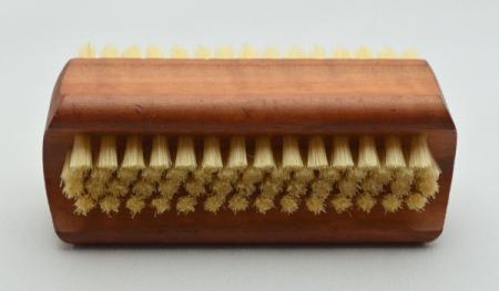 Handwaschbürste Birnbaumholz mit Griffmulden. 6 und 4 Reihen helle Naturborsten.